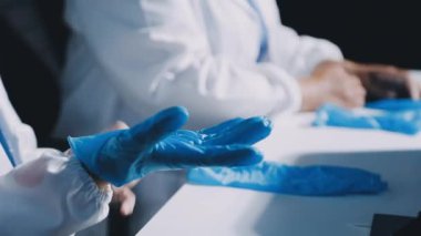 Yakın plan - Doktorun ellerinde tıbbi eldivenler.