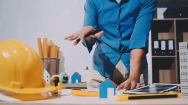 Mimarlık konseptiyle inşaat alanında çalışan mühendis.