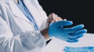 Yakın plan - beyaz tıbbi eldiven gösteren doktor elleri görüntüsü