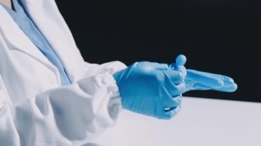 Mavi eldivenli doktor el ele tutuşuyor, yakın plan.