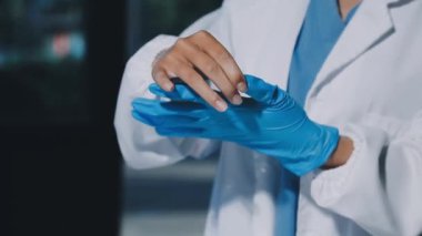 Elinde steteskop ve elinde haplarla genç bir doktor..