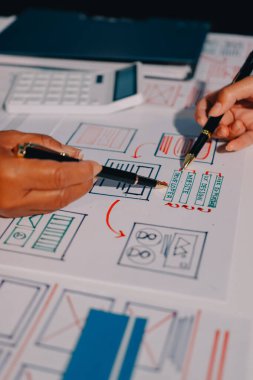 Genç Asyalı iş dünyası yaratıcı takımı mobil uygulama yazılım tasarımı projesinde birlikte çalışıyor. Beyin fırtınası toplantısı, internet teknolojisi, akıllı telefon uygulama tasarımcısı, ofis çalışanı takım çalışması konsepti