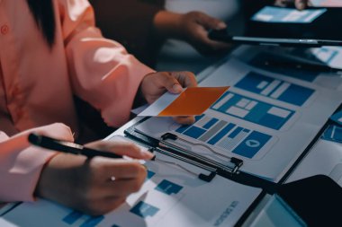 Genç Asyalı iş dünyası yaratıcı takımı mobil uygulama yazılım tasarımı projesinde birlikte çalışıyor. Beyin fırtınası toplantısı, internet teknolojisi, akıllı telefon uygulama tasarımcısı, ofis çalışanı takım çalışması konsepti