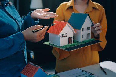 ESG 'nin çevresel sosyal yönetimi, çevre dostu şirket toplantılarında, temiz ve sürdürülebilir gelecekteki ekoloji için çevre korumasını uygulayan iş adamlarıyla dizüstü bilgisayarda sergileniyor. Önde.