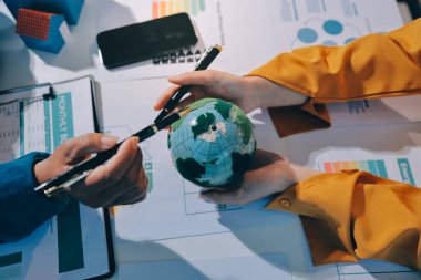 ESG 'nin çevresel sosyal yönetimi, çevre dostu şirket toplantılarında, temiz ve sürdürülebilir gelecekteki ekoloji için çevre korumasını uygulayan iş adamlarıyla dizüstü bilgisayarda sergileniyor. Önde.