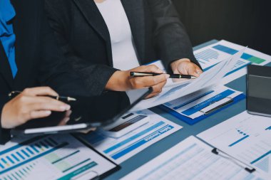 Fon yöneticileri takım danışmanlığı ve ofisteki yatırım borsası analizi hakkında tartışmalar