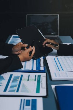 Fon yöneticileri takım danışmanlığı ve ofisteki yatırım borsası analizi hakkında tartışmalar