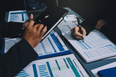 Fon yöneticileri takım danışmanlığı ve ofisteki yatırım borsası analizi hakkında tartışmalar