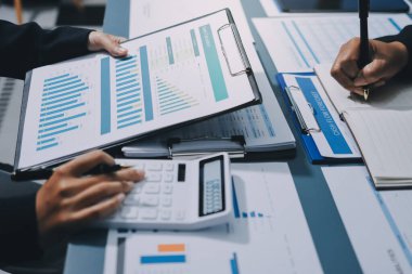 Fon yöneticileri takım danışmanlığı ve ofisteki yatırım borsası analizi hakkında tartışmalar