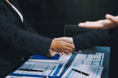 İş birleşme ve satın alma, başarılı müzakere, tokalaşma, ortaklık ve iş anlaşması konseptine ortak olmak için iki iş adamı el sıkışması.