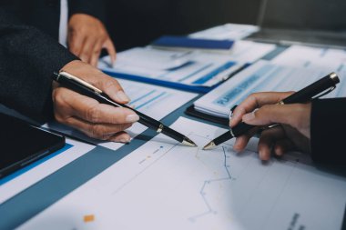 Fon yöneticileri takım danışmanlığı ve ofisteki yatırım borsası analizi hakkında tartışmalar