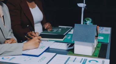 Karbon dengeli fiyat raporu CO2 emisyonu. ESG etik KOBİ ofisindeki gelecekteki büyüme ağı sıfır atığı küresel ısınma sosyal meseleleri projesini koruyor. Bir grup Asyalı SDG 'nin planı