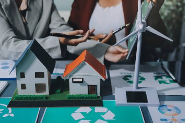 Karbon dengeli fiyat raporu CO2 emisyonu. ESG etik KOBİ ofisindeki gelecekteki büyüme ağı sıfır atığı küresel ısınma sosyal meseleleri projesini koruyor. Bir grup Asyalı SDG 'nin planı