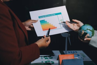 Karbon dengeli fiyat raporu CO2 emisyonu. ESG etik KOBİ ofisindeki gelecekteki büyüme ağı sıfır atığı küresel ısınma sosyal meseleleri projesini koruyor. Bir grup Asyalı SDG 'nin planı