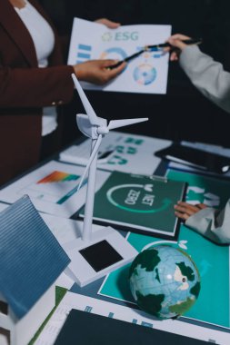 Karbon dengeli fiyat raporu CO2 emisyonu. ESG etik KOBİ ofisindeki gelecekteki büyüme ağı sıfır atığı küresel ısınma sosyal meseleleri projesini koruyor. Bir grup Asyalı SDG 'nin planı