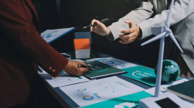 Karbon dengeli fiyat raporu CO2 emisyonu. ESG etik KOBİ ofisindeki gelecekteki büyüme ağı sıfır atığı küresel ısınma sosyal meseleleri projesini koruyor. Bir grup Asyalı SDG 'nin planı