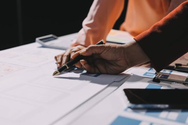 Genç Asyalı iş dünyası yaratıcı takımı mobil uygulama yazılım tasarımı projesinde birlikte çalışıyor. Beyin fırtınası toplantısı, internet teknolojisi, akıllı telefon uygulama tasarımcısı, ofis çalışanı takım çalışması konsepti