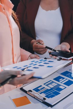 Genç Asyalı iş dünyası yaratıcı takımı mobil uygulama yazılım tasarımı projesinde birlikte çalışıyor. Beyin fırtınası toplantısı, internet teknolojisi, akıllı telefon uygulama tasarımcısı, ofis çalışanı takım çalışması konsepti