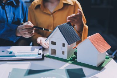 ESG 'nin çevresel sosyal yönetimi, çevre dostu şirket toplantılarında, temiz ve sürdürülebilir gelecekteki ekoloji için çevre korumasını uygulayan iş adamlarıyla dizüstü bilgisayarda sergileniyor. Önde.