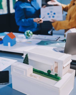 ESG 'nin çevresel sosyal yönetimi, çevre dostu şirket toplantılarında, temiz ve sürdürülebilir gelecekteki ekoloji için çevre korumasını uygulayan iş adamlarıyla dizüstü bilgisayarda sergileniyor. Önde.