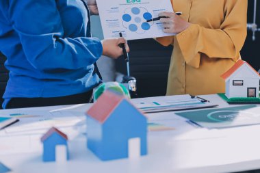 ESG 'nin çevresel sosyal yönetimi, çevre dostu şirket toplantılarında, temiz ve sürdürülebilir gelecekteki ekoloji için çevre korumasını uygulayan iş adamlarıyla dizüstü bilgisayarda sergileniyor. Önde.