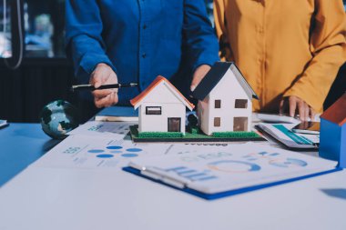 ESG 'nin çevresel sosyal yönetimi, çevre dostu şirket toplantılarında, temiz ve sürdürülebilir gelecekteki ekoloji için çevre korumasını uygulayan iş adamlarıyla dizüstü bilgisayarda sergileniyor. Önde.