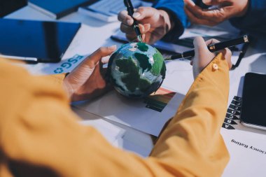 ESG 'nin çevresel sosyal yönetimi, çevre dostu şirket toplantılarında, temiz ve sürdürülebilir gelecekteki ekoloji için çevre korumasını uygulayan iş adamlarıyla dizüstü bilgisayarda sergileniyor. Önde.