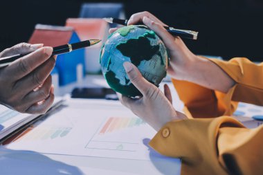 ESG 'nin çevresel sosyal yönetimi, çevre dostu şirket toplantılarında, temiz ve sürdürülebilir gelecekteki ekoloji için çevre korumasını uygulayan iş adamlarıyla dizüstü bilgisayarda sergileniyor. Önde.