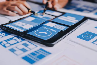 Genç Asyalı iş dünyası yaratıcı takımı mobil uygulama yazılım tasarımı projesinde birlikte çalışıyor. Beyin fırtınası toplantısı, internet teknolojisi, akıllı telefon uygulama tasarımcısı, ofis çalışanı takım çalışması konsepti