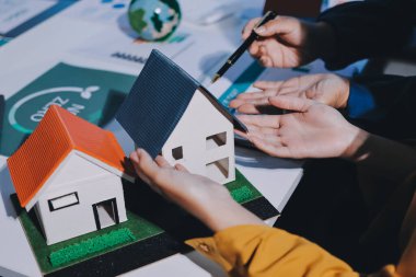 ESG 'nin çevresel sosyal yönetimi, çevre dostu şirket toplantılarında, temiz ve sürdürülebilir gelecekteki ekoloji için çevre korumasını uygulayan iş adamlarıyla dizüstü bilgisayarda sergileniyor. Önde.