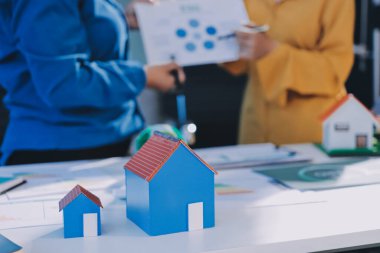 ESG 'nin çevresel sosyal yönetimi, çevre dostu şirket toplantılarında, temiz ve sürdürülebilir gelecekteki ekoloji için çevre korumasını uygulayan iş adamlarıyla dizüstü bilgisayarda sergileniyor. Önde.