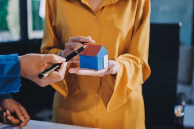 ESG 'nin çevresel sosyal yönetimi, çevre dostu şirket toplantılarında, temiz ve sürdürülebilir gelecekteki ekoloji için çevre korumasını uygulayan iş adamlarıyla dizüstü bilgisayarda sergileniyor. Önde.