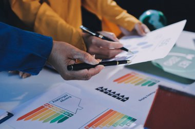 ESG 'nin çevresel sosyal yönetimi, çevre dostu şirket toplantılarında, temiz ve sürdürülebilir gelecekteki ekoloji için çevre korumasını uygulayan iş adamlarıyla dizüstü bilgisayarda sergileniyor. Önde.
