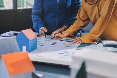 ESG 'nin çevresel sosyal yönetimi, çevre dostu şirket toplantılarında, temiz ve sürdürülebilir gelecekteki ekoloji için çevre korumasını uygulayan iş adamlarıyla dizüstü bilgisayarda sergileniyor. Önde.