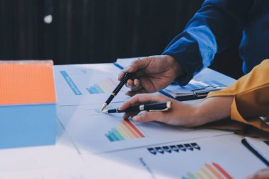 ESG 'nin çevresel sosyal yönetimi, çevre dostu şirket toplantılarında, temiz ve sürdürülebilir gelecekteki ekoloji için çevre korumasını uygulayan iş adamlarıyla dizüstü bilgisayarda sergileniyor. Önde.