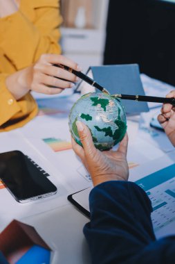 ESG 'nin çevresel sosyal yönetimi, çevre dostu şirket toplantılarında, temiz ve sürdürülebilir gelecekteki ekoloji için çevre korumasını uygulayan iş adamlarıyla dizüstü bilgisayarda sergileniyor. Önde.