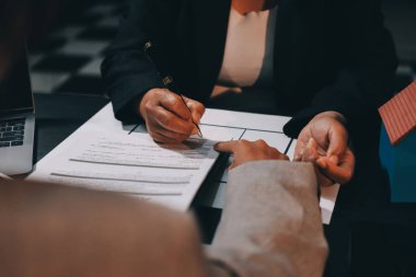 İş adamlarını ya da emlakçıları kapatın ve satış evi anlaşmasını müşterilere açıklayın. Mülkiyet, Sigorta, Komisyoncu kavramı.