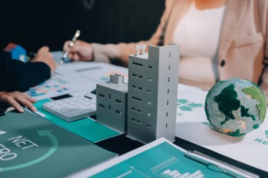 Karbon dengeli fiyat raporu CO2 emisyonu. ESG etik KOBİ ofisindeki gelecekteki büyüme ağı sıfır atığı küresel ısınma sosyal meseleleri projesini koruyor. Bir grup Asyalı SDG 'nin planı