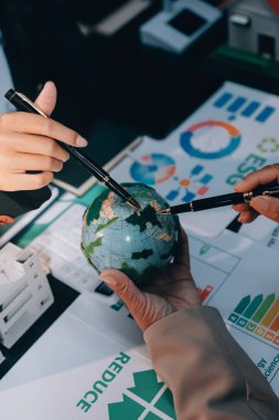 Karbon dengeli fiyat raporu CO2 emisyonu. ESG etik KOBİ ofisindeki gelecekteki büyüme ağı sıfır atığı küresel ısınma sosyal meseleleri projesini koruyor. Bir grup Asyalı SDG 'nin planı