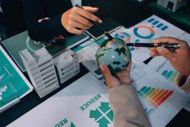 Karbon dengeli fiyat raporu CO2 emisyonu. ESG etik KOBİ ofisindeki gelecekteki büyüme ağı sıfır atığı küresel ısınma sosyal meseleleri projesini koruyor. Bir grup Asyalı SDG 'nin planı