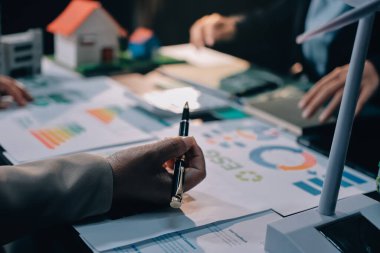 Karbon dengeli fiyat raporu CO2 emisyonu. ESG etik KOBİ ofisindeki gelecekteki büyüme ağı sıfır atığı küresel ısınma sosyal meseleleri projesini koruyor. Bir grup Asyalı SDG 'nin planı