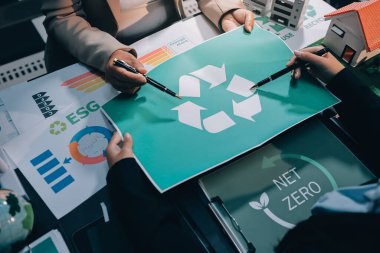 Karbon dengeli fiyat raporu CO2 emisyonu. ESG etik KOBİ ofisindeki gelecekteki büyüme ağı sıfır atığı küresel ısınma sosyal meseleleri projesini koruyor. Bir grup Asyalı SDG 'nin planı