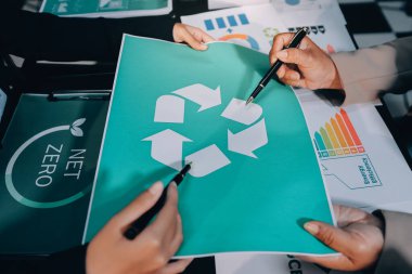 Karbon dengeli fiyat raporu CO2 emisyonu. ESG etik KOBİ ofisindeki gelecekteki büyüme ağı sıfır atığı küresel ısınma sosyal meseleleri projesini koruyor. Bir grup Asyalı SDG 'nin planı