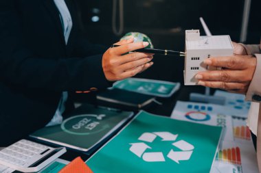 Karbon dengeli fiyat raporu CO2 emisyonu. ESG etik KOBİ ofisindeki gelecekteki büyüme ağı sıfır atığı küresel ısınma sosyal meseleleri projesini koruyor. Bir grup Asyalı SDG 'nin planı