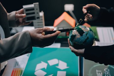 Karbon dengeli fiyat raporu CO2 emisyonu. ESG etik KOBİ ofisindeki gelecekteki büyüme ağı sıfır atığı küresel ısınma sosyal meseleleri projesini koruyor. Bir grup Asyalı SDG 'nin planı