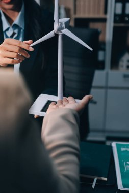 Karbon dengeli fiyat raporu CO2 emisyonu. ESG etik KOBİ ofisindeki gelecekteki büyüme ağı sıfır atığı küresel ısınma sosyal meseleleri projesini koruyor. Bir grup Asyalı SDG 'nin planı