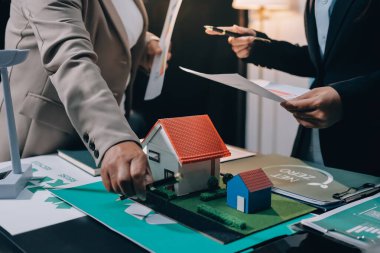 Karbon dengeli fiyat raporu CO2 emisyonu. ESG etik KOBİ ofisindeki gelecekteki büyüme ağı sıfır atığı küresel ısınma sosyal meseleleri projesini koruyor. Bir grup Asyalı SDG 'nin planı