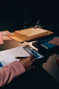 Yargıç Gavin ve Adalet Avukatları hukuk firmasının arka planında takım toplantısı yapıyorlar. Hukuk ve Hukuk Hizmetleri kavramları.