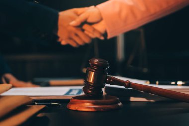 Yargıç Gavin ve Adalet Avukatları hukuk firmasının arka planında takım toplantısı yapıyorlar. Hukuk ve Hukuk Hizmetleri kavramları.