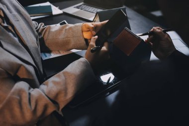 İş adamlarını ya da emlakçıları kapatın ve satış evi anlaşmasını müşterilere açıklayın. Mülkiyet, Sigorta, Komisyoncu kavramı.